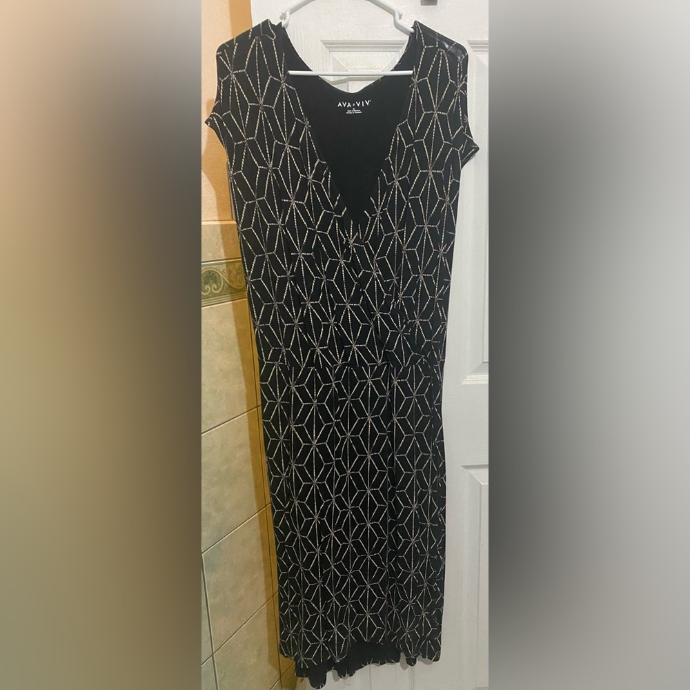 Black and White V-Neck Sleeveless Midi Dress